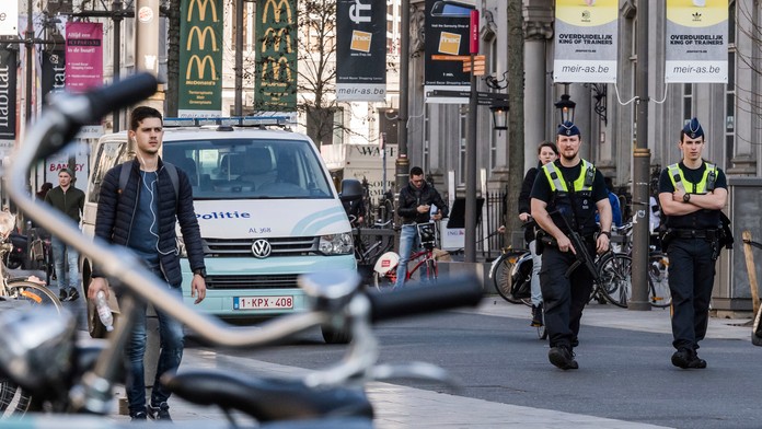 Ozbrojení policajti hliadkovali v nákupnej štvrti belgického mesta Antverpy.