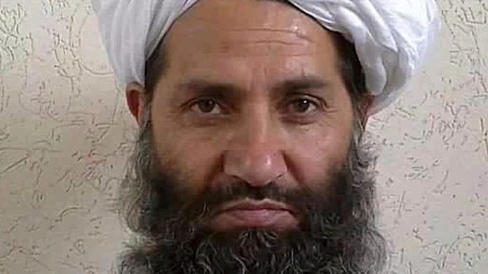 Na nedatovanej snímke je vodca afganského militantného hnutia Taliban Hajbatulláh Áchúndzáda.