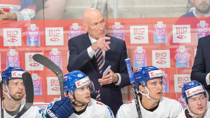 Na snímke hore tréner slovenskej hokejovej reprezentácie Craig Ramsay