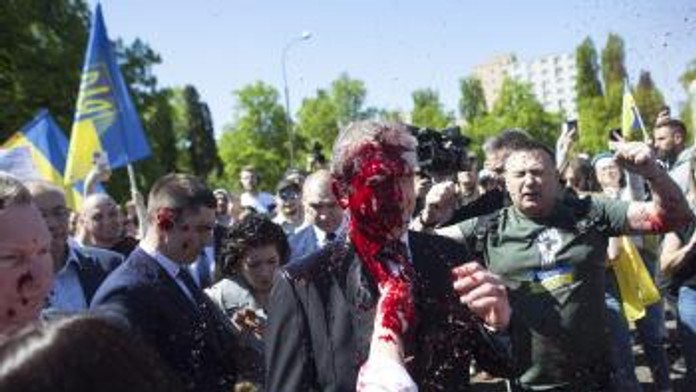 Takto si oslavu Dňa víťazstva nepredstavoval. Ruského veľvyslanca obliali na cintoríne červenou farbou