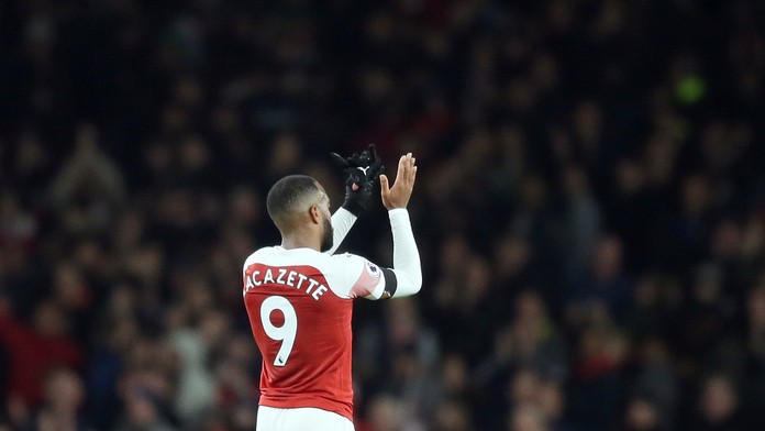 Alexandre Lacazette z Arsenalu reaguje po dueli proti Liverpoolu.