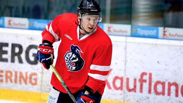 Zľava Zemgus Girgensons a Scott Wilson z Buffala oslavujú gól proti NY Rangers.