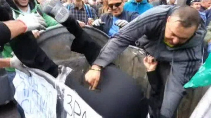 REUTERS_ukraine-crisisparliament_trash_1518web_jpg_bez_watermarku_1.jpg