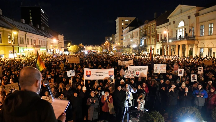 Ľudia protestujúci proti návrhu trestného zákona, ktorý obsahuje aj zrušenie Úradu špeciálnej prokuratúry,