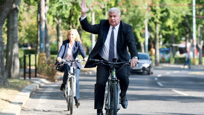 Minister dopravy, výstavby a regionálneho rozvoja Árpád Érsek prichádza na bicykli na Úrad vlády.