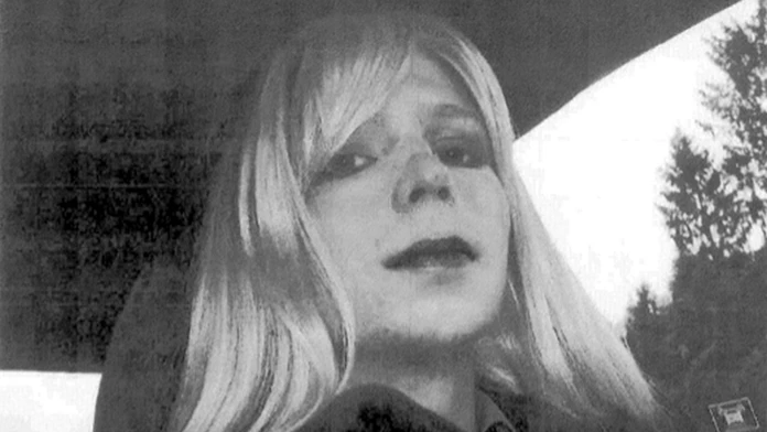  Na nedatovanej snímke pózuje americký vojak Bradley Manning so ženskou parochňou na hlave a rúžom na ústach.