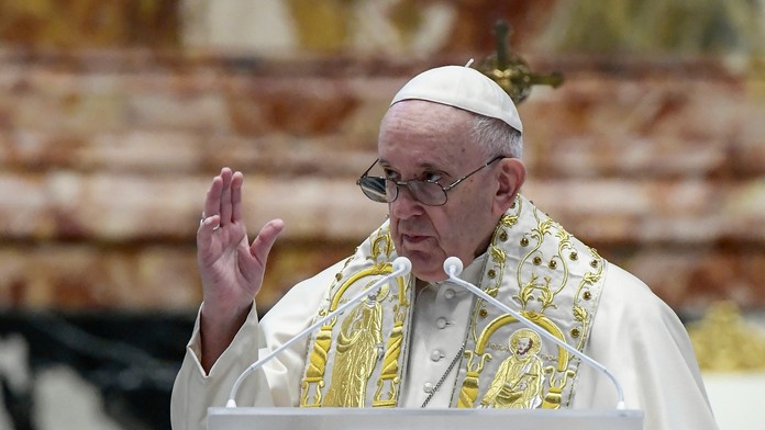 Pápež František udeľuje tradičné veľkonočné požehnanie Mestu a svetu (Urbi et Orbi) na Veľkonočnú nedeľu.