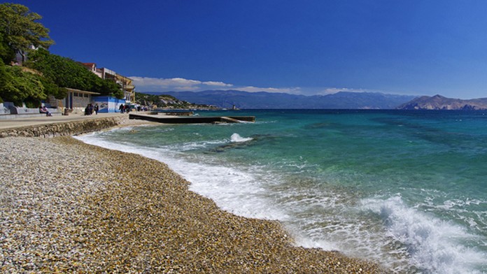 Nákladné auto strhlo vedenie.