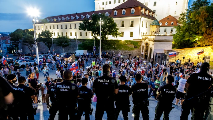 Protest pred parlamentom v sobotu 24.7. večer.