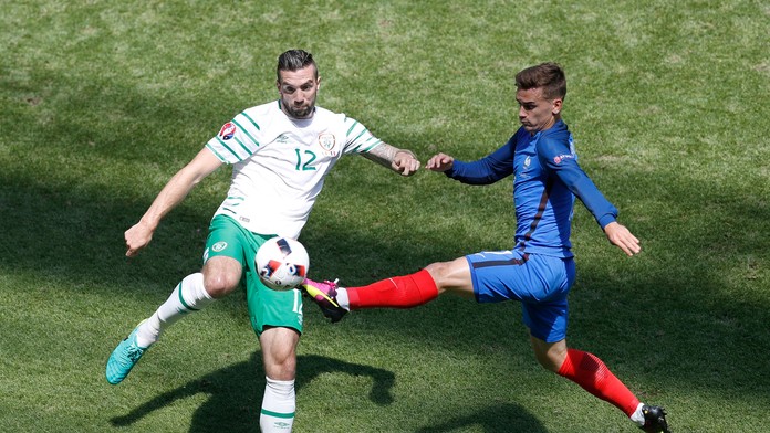 Francúz Antoine Griezmann v súboji o loptu s Írom Shaneom Duffym počas osemfinálového duelu.