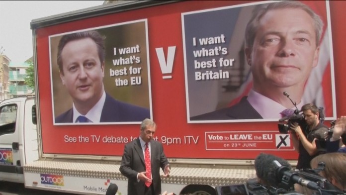 Cameron straší vyššími daňami  Farage zas utečencami.