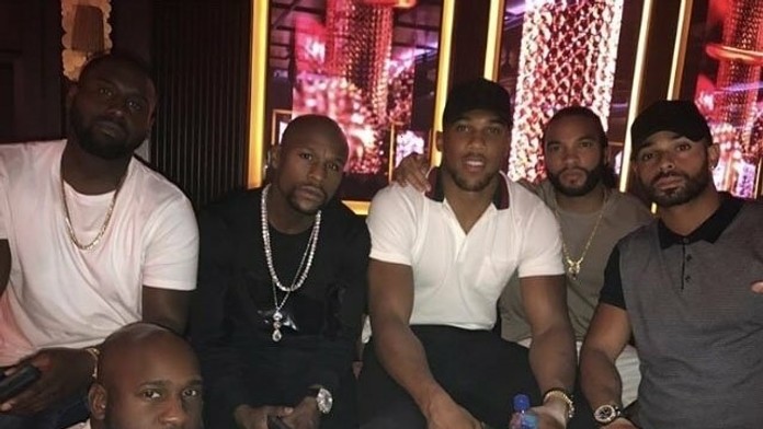 V strede Anthony Joshua (v bielom) a naľavo od neho Floyd Mayweather.