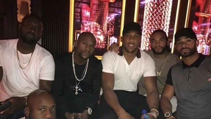 V strede Anthony Joshua (v bielom) a naľavo od neho Floyd Mayweather.