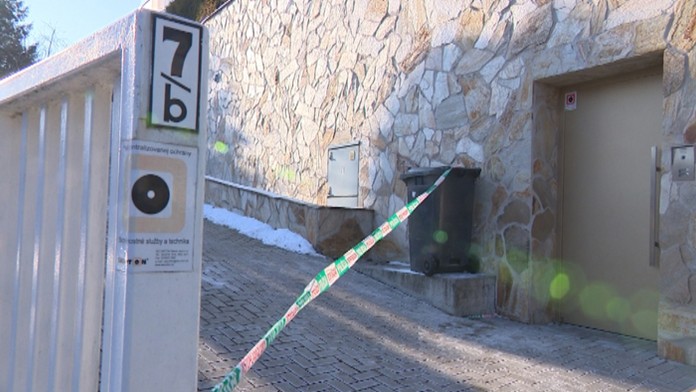 Vchod do vily Milana Kňažka pod bratislavským Slavínom ohradený policajnou páskou.