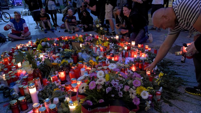 Ľudia zapaľovali sviečky počas demonštrácie po smrti Daniela (35).