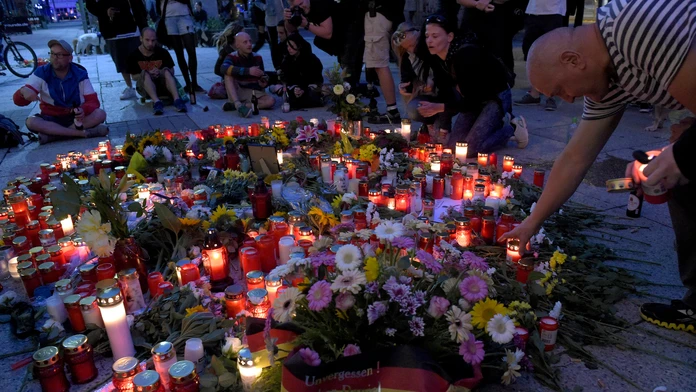 Ľudia zapaľovali sviečky počas demonštrácie po smrti Daniela (35).