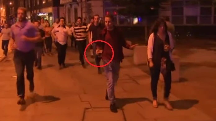 Ostatní utekajú, muž s pivom ide krokom.