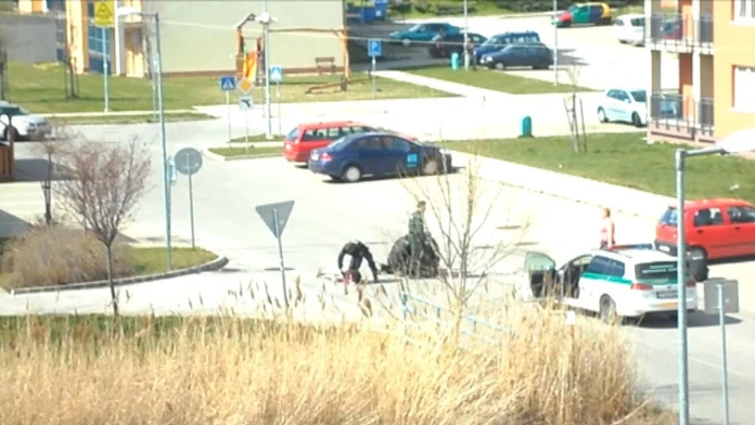 Muž bodol v Zavare policajta