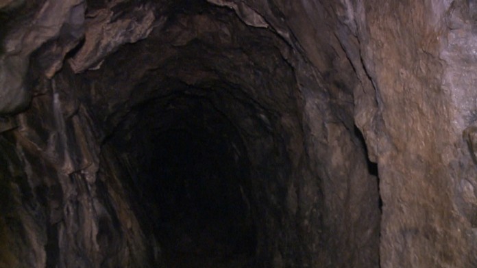 Zavalilo ho v úzkej chodbe.