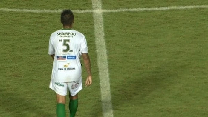 Hráči brazílskeho klubu Fluminense de Feira na dresoch propagujú tovar zo supermarketu.