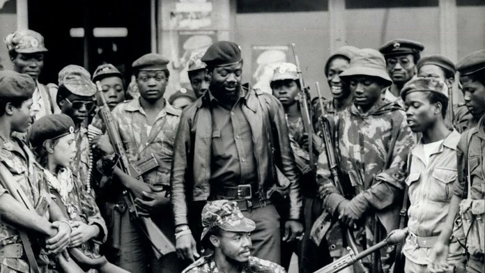 Na archívnej snímke z roku 1975 v strede veliteľ povstalcov UNITA Jonas Savimbi.