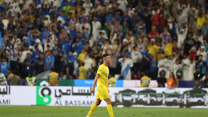 Cristiano Ronaldo odchádza z ihriska po tom, čo videl červenú kartu