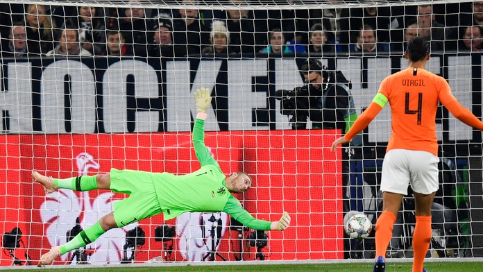 Vľavo brankár Holandska Jasper Cillessen inkasuje druhý gól.