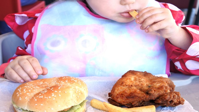 Čo urobia tučné a sladké jedlá s mozgom vášho dieťaťa