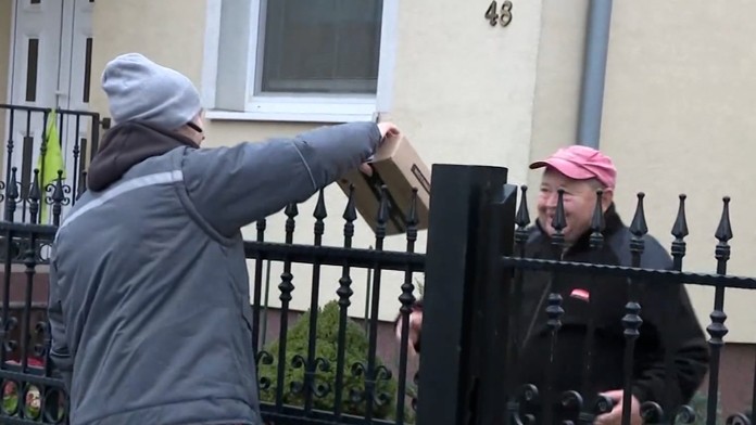 Kuriér priniesol balík zákazníkovi
