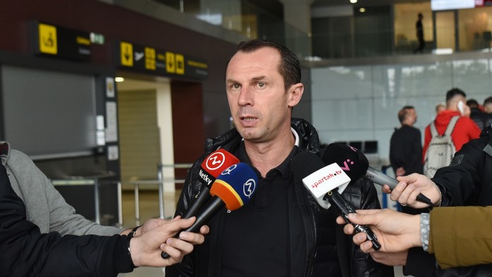 Kouč Trnavy Radoslav Látal pri príchode na bratislavské letisko pred odletom do Záhrebu na zápas Európskej ligy.