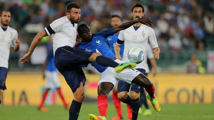 Talian Andrea Barzagli (vľavo) proti Francúzovi Raphaelovi Varanemu v prípravnom dueli.