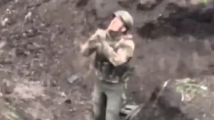 VIDEO: Ruský vojak prosil ukrajinský dron o zľutovanie. Pred zajatím do neho strieľali vlastní
