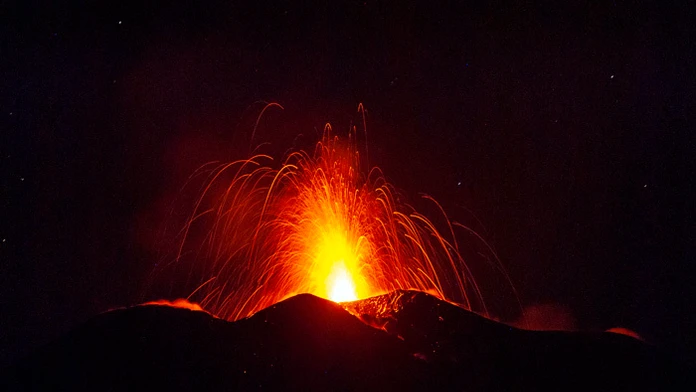 Sopka Etna na talianskom ostrove Sicília chŕli lávu.