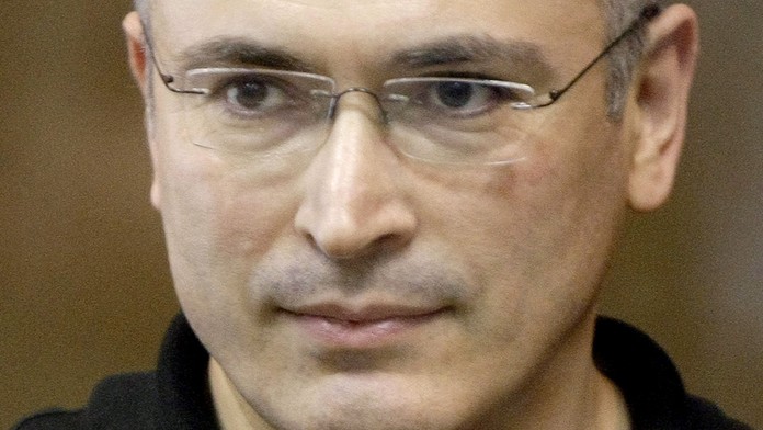 Bývalý šéf Jukosu Michail Chodorkovskij stojí za sklenenou stenou v súdnej sieni v Moskve. (archív 2011)
