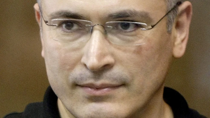 Bývalý šéf Jukosu Michail Chodorkovskij stojí za sklenenou stenou v súdnej sieni v Moskve. (archív 2011)