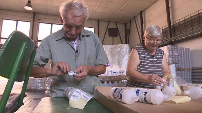 Manželia Vojtech a Mária Jakabovci na brigáde.