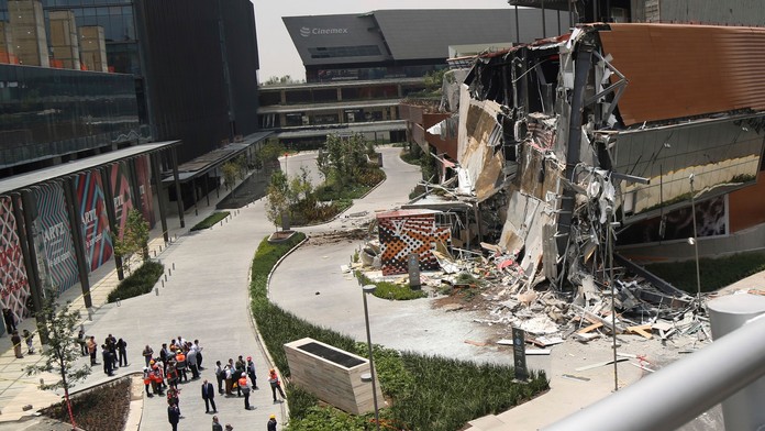 V hlavnom meste Mexika sa  z neznámych dôvodov zrútila časť viacúrovňového luxusného nákupného strediska.