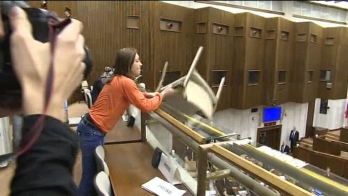 Stolicka v parlamente.