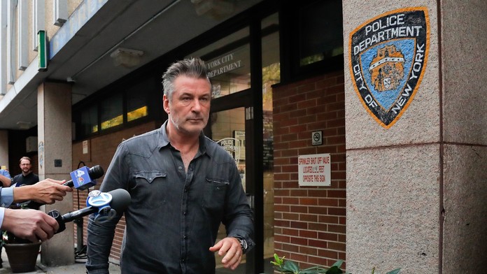 Alec Baldwin odchádza z policajnej stanice.
