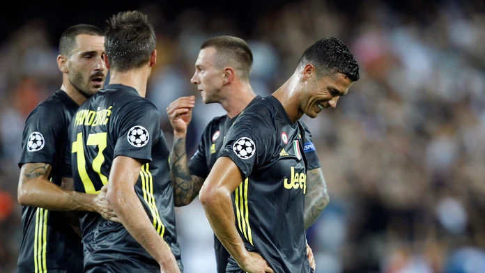 Cristiano Ronaldo z Juventusu plače po tom, čo dostal červenú kartu v dueli LM na pôde Valencie.