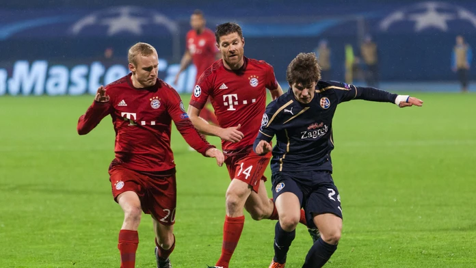 Chorvátsky supertalent Ante Čorič v súboji o loptu s Xabim Alonsom a Sebastianom Rodem z Bayernu.