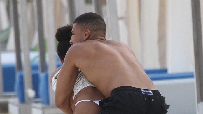 Younes Bendjima si užíva s mladšou. 