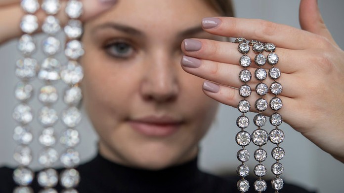 Dva diamantové náramky kedysi vlastnila francúzska kráľovná Mária Antoinetta.
