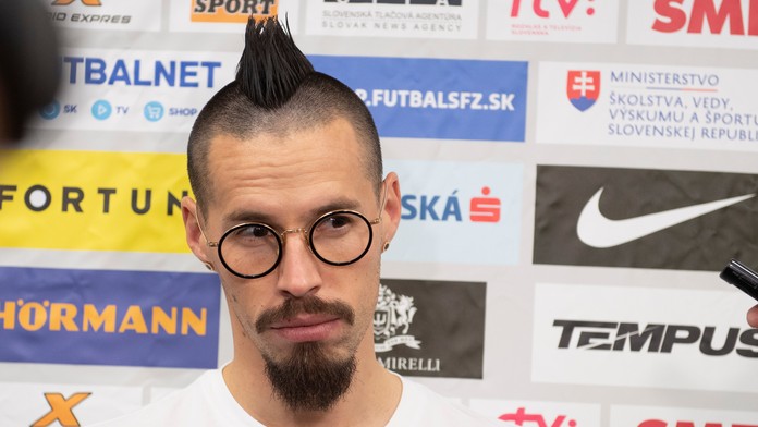 Oteckovník pokrstili konfetami.