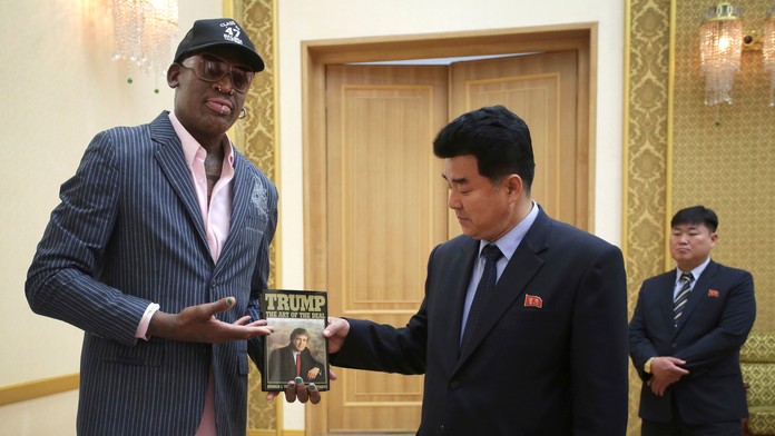 Dennis Rodman daroval knihu Donalda Trumpa.