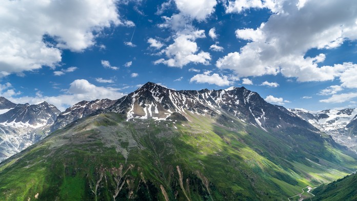 Padal stovky metrov. Slovenský lyžiar prežil v rakúskych Alpách pád do strmého žľabu