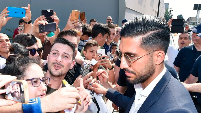 Emre Can počas príchodu do Turína, kde podpísal zmluvu s tamojším Juventusom.