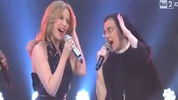 Sestra Cristina si zaspievala s Kylie Minogue.