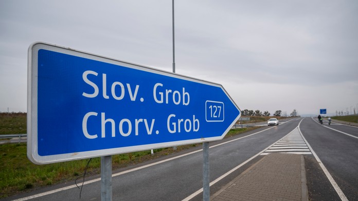 Na snímke symbolické otvorenie prvej etapy obchvatu regiónu Malokarpatska v Chorvátskom Grobe.