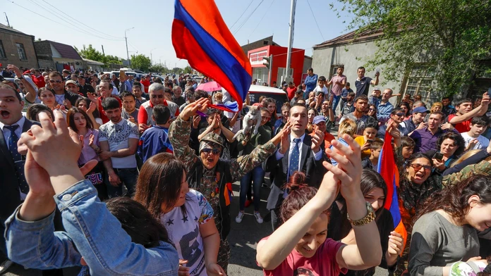Ulice Jerevanu zaplnili stovky protestujúcich. 
